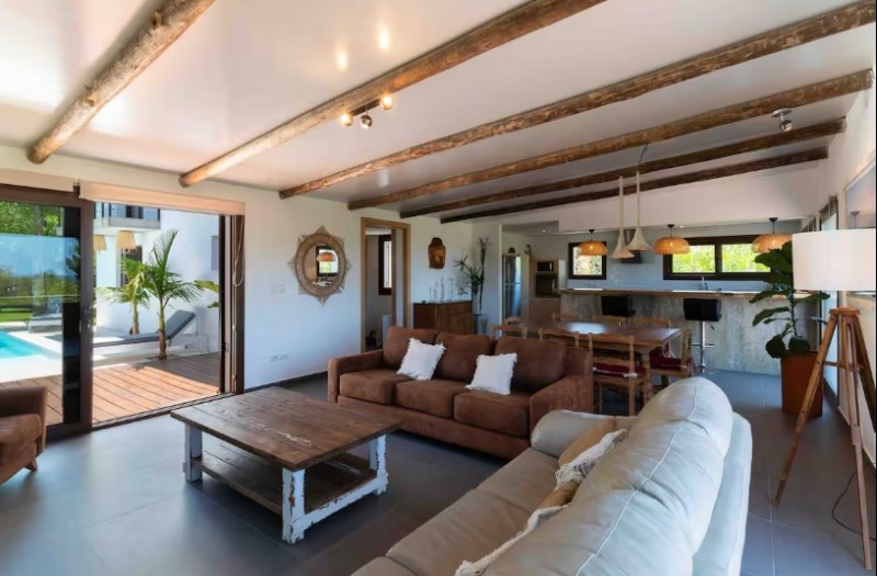 Linda casa de estilo colonial en altos de La Barra